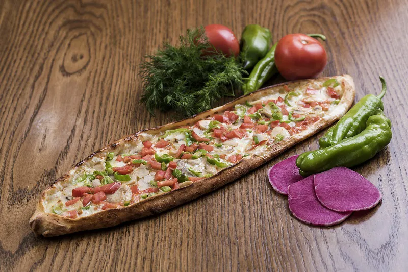 Yarım Kaşarlı Sebzeli Pide