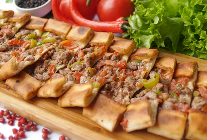 Yarım Kıymalı Kuşbaşılı Pide