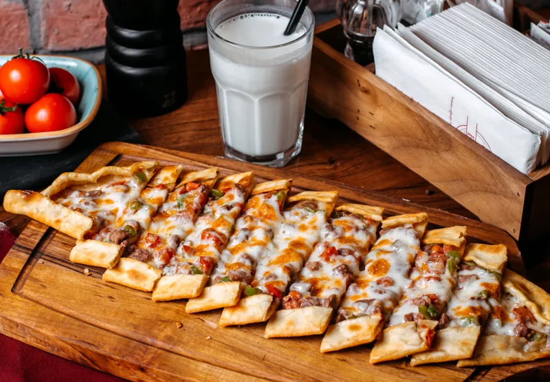 Yarım Kuşbaşı Kaşarlı Pide