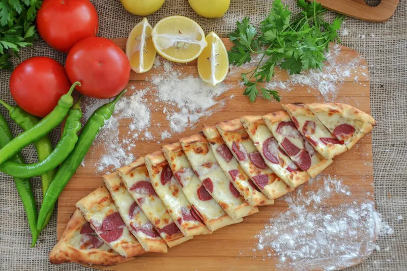 Yarım Sucuklu Kaşarlı Pide